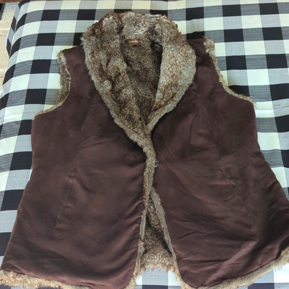 Woman's faux suede vest with faux fur lining. Brown. Size large